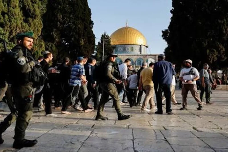 Onlarca siyonist, Mescid-i Aksa