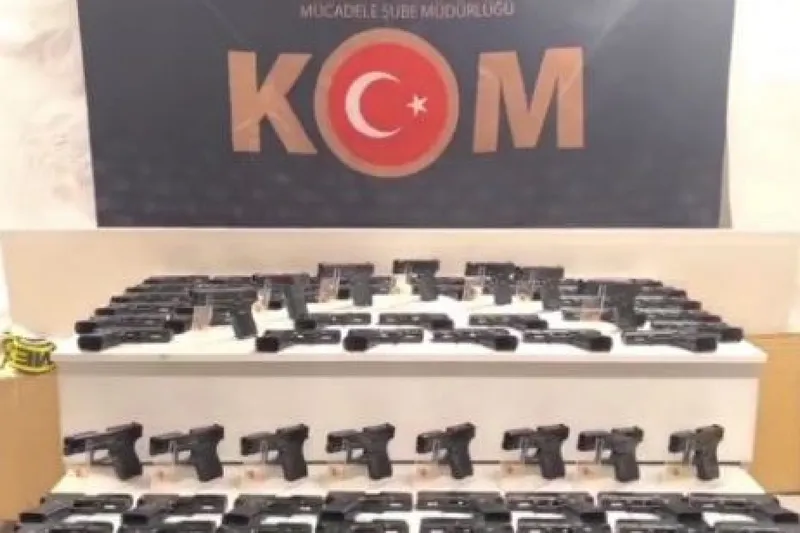 Eskişehir’de arızalı süsü verilen araçtan 480 tabanca ve binlerce silah parçası çıktı