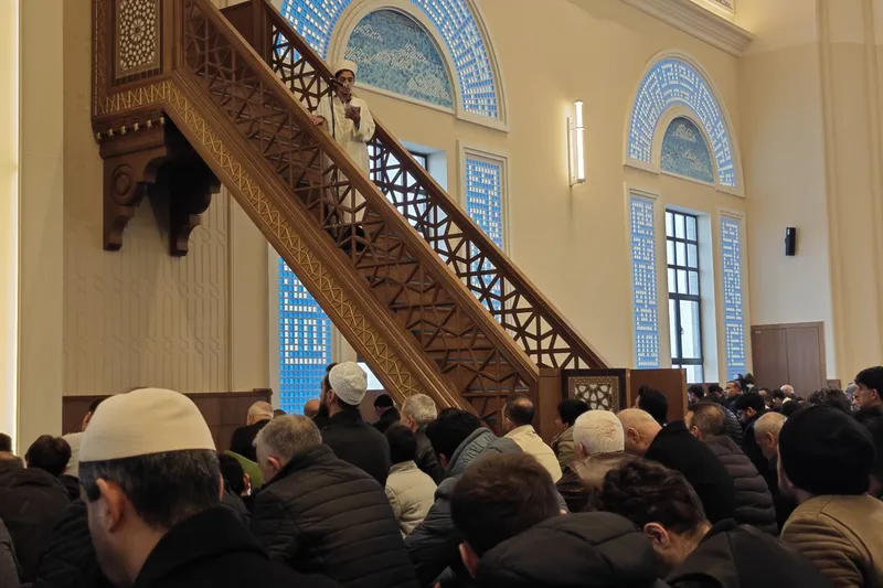 Genç hafızların örnek hutbe iradı cami cemaatinin takdirini topluyor