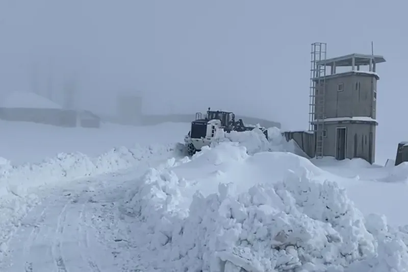 Şırnak’ta kar yağışı köy yollarını kapattı