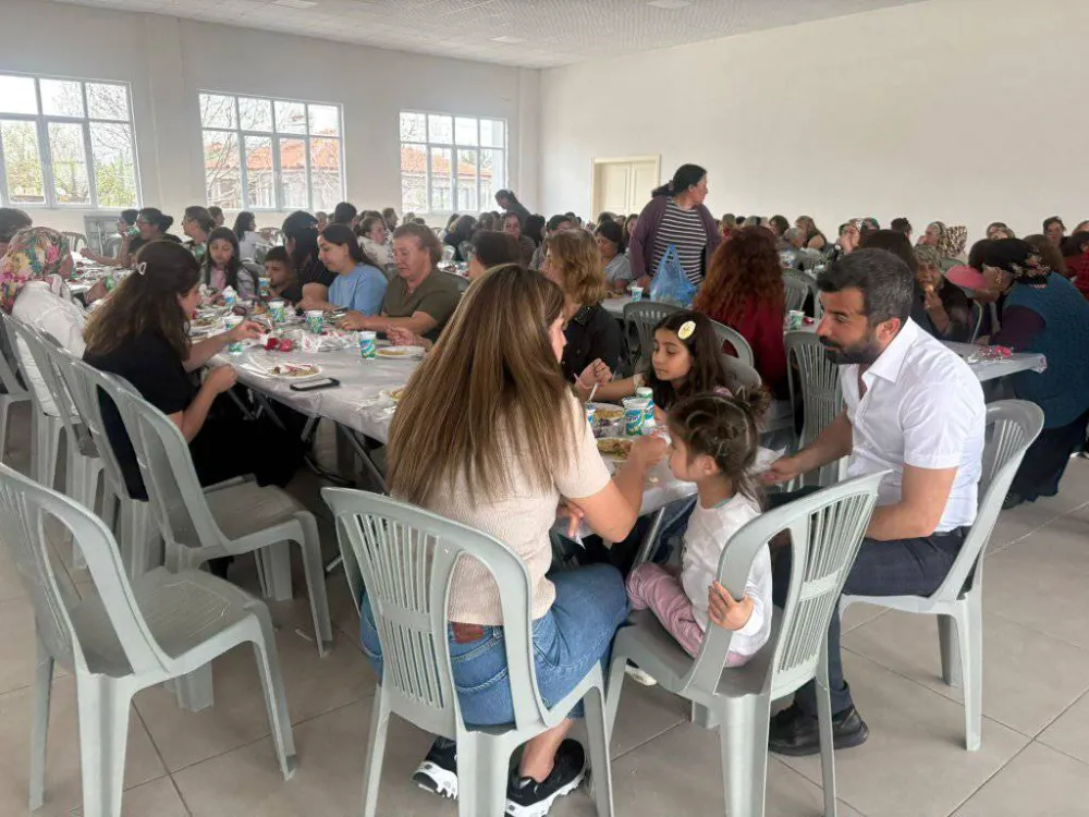 Cumhuriyet Örnek Mahallesi Muhtarı Erdal Çelik  ve heyetinden  Anneler Günü etkinliği  