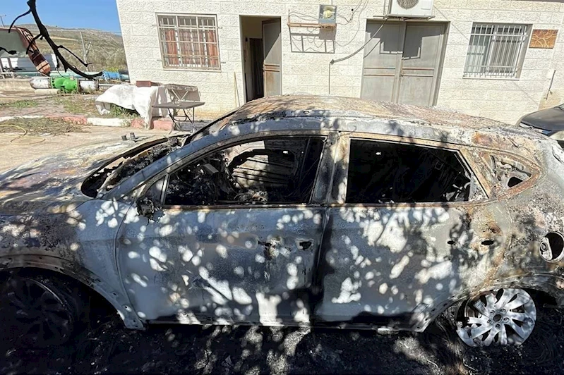 Yahudi çeteler Filistinlilerin evlerine saldırdı, araçlarını yaktı