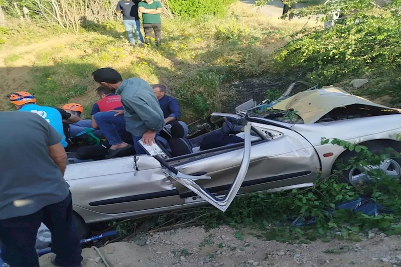 Dereye yuvarlanan araçta sıkışan baba ve oğlu itfaiye tarafından kurtarıldı