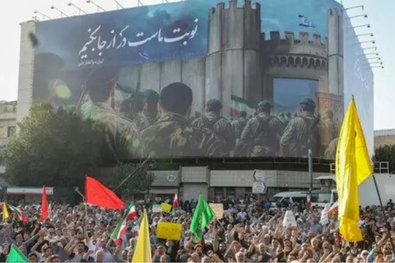 İran halkı, işgale karşı zaferi kutladı