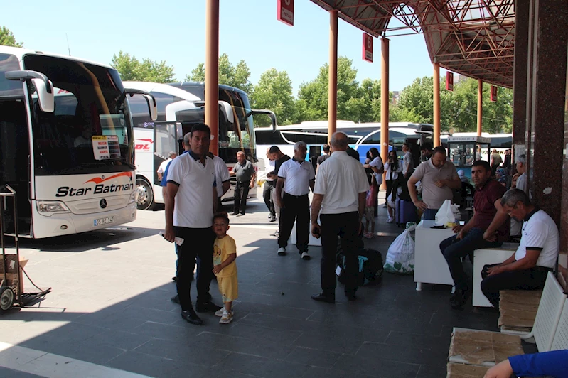 Otogarlarda bayram yoğunluğu başladı: Dönüş bileti uyarısı