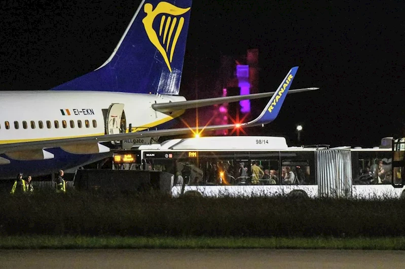 Türbülansa giren uçak acil iniş yaptı: 9 yaralı