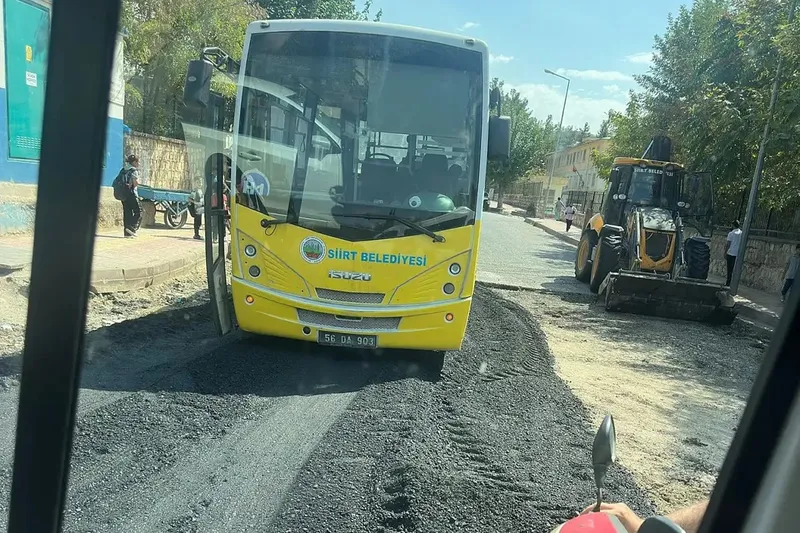 Asfalt çalışması sırasında belediye otobüsü yolda mahsur kaldı