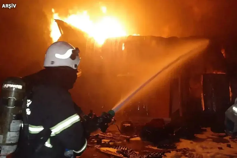 İzmir’de mobilya fabrikasında yangın