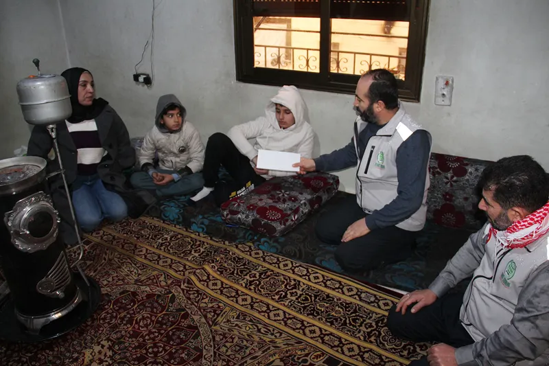 Umut Kervanı Afrin'de savaş mağdurlarına nakdi yardım ulaştırdı