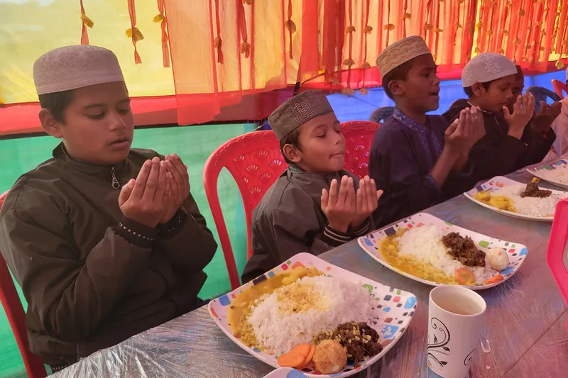 Yetimler Vakfı Bangladeş'te sıcak yemek desteğinde bulundu