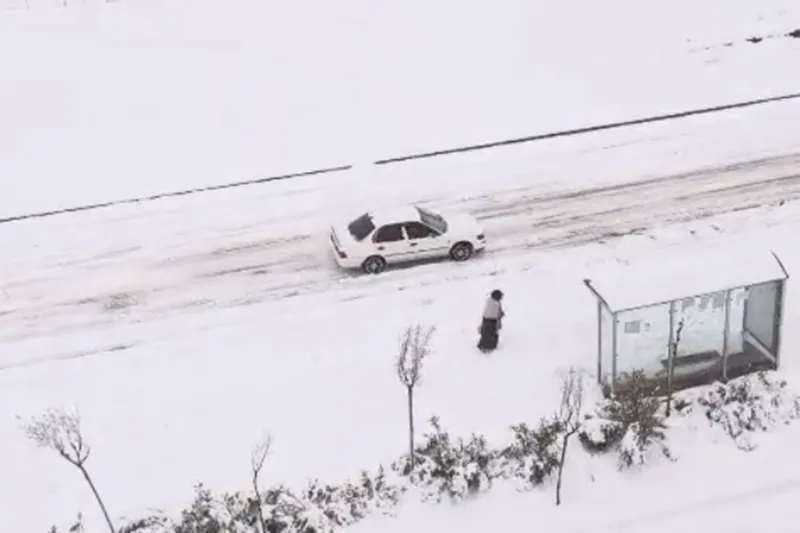 Batman'da kar nedeniyle araçlar yolda kaldı