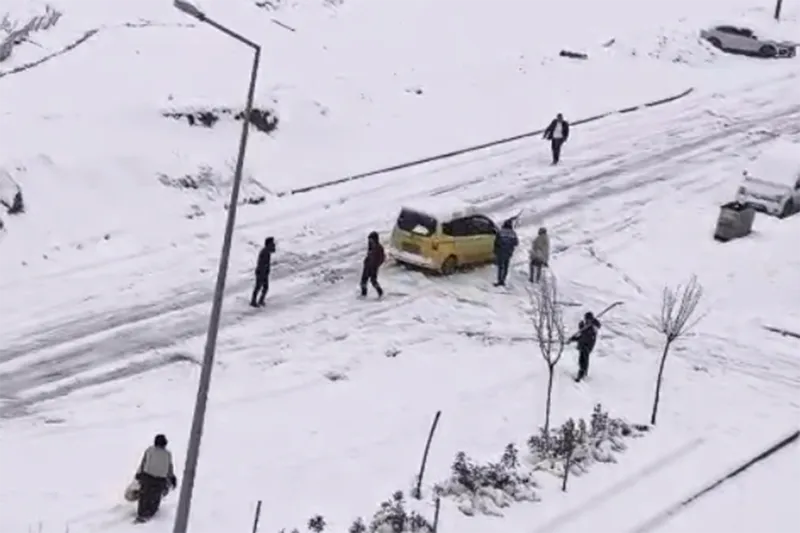 Batman'da kar nedeniyle araçlar yolda kaldı