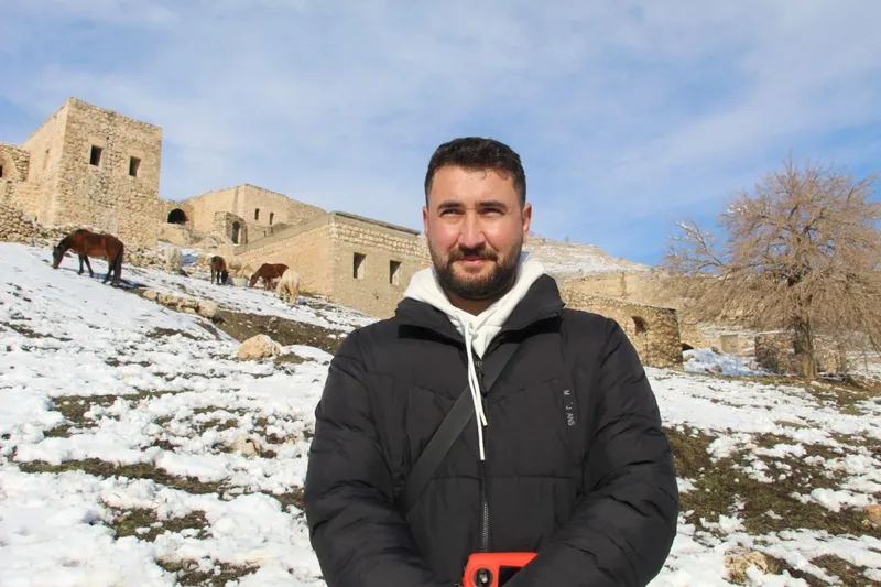 Beyaza bürünen tarihi Mağara Köyü fotoğrafçıların uğrak noktası oldu