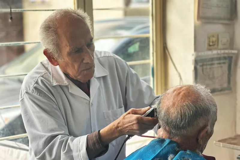 80 yaşındaki berber Arkın'dan 64 yıllık meslek hayatı ile ilgili önemli tavsiyeler