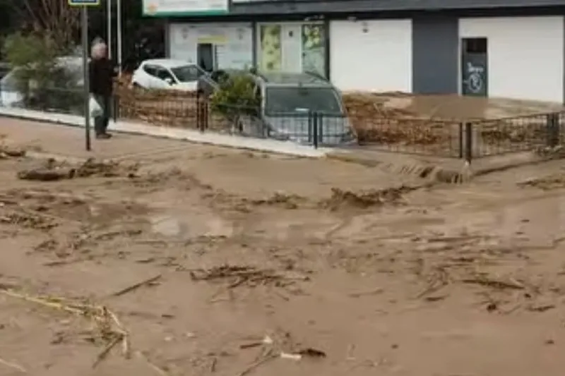 Mersin’de yoğun yağış su taşkınlarına yol açtı