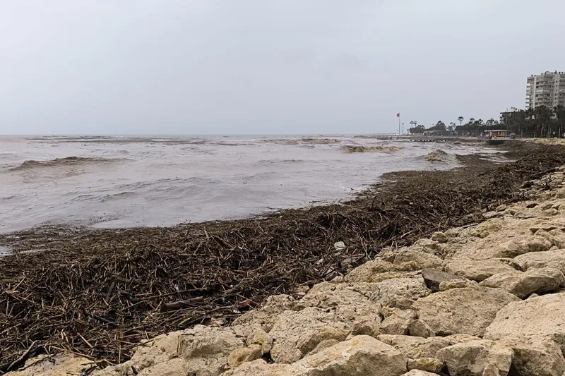 Mersin’i sel vurdu: Şiddetli yağış hayatı olumsuz etkiledi