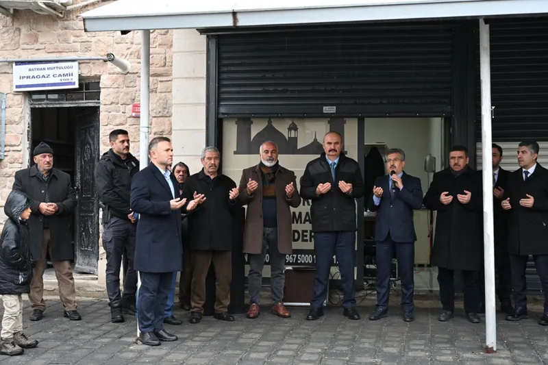 Batman'da İpragaz Camii dualarla yeniden ibadete açıldı