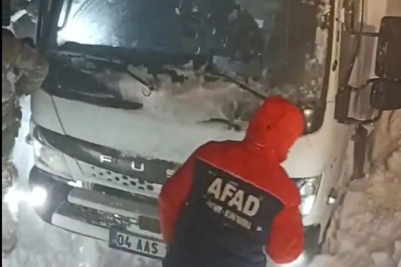 Ağrı-Kağızman yolunda mahsur kalan 2 kişi kurtarıldı