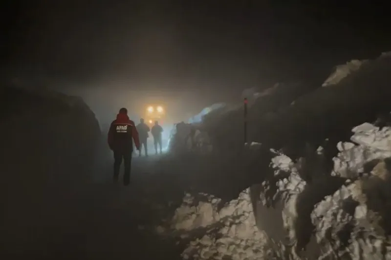 Ağrı-Kağızman yolunda mahsur kalan 2 kişi kurtarıldı