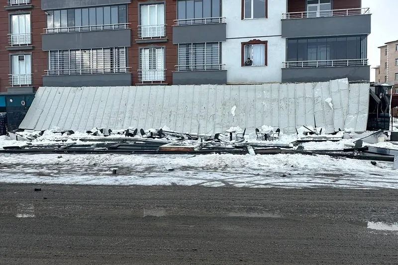 Kar kütlesinin ağırlığı Ağrı'da bir işyeri ve bazı araçlara zarar verdi