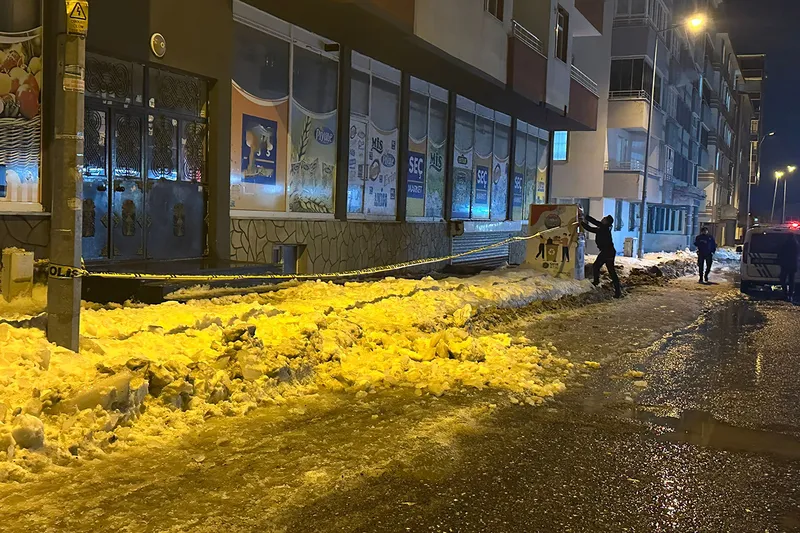 Kar kütlesinin ağırlığı Ağrı'da bir işyeri ve bazı araçlara zarar verdi