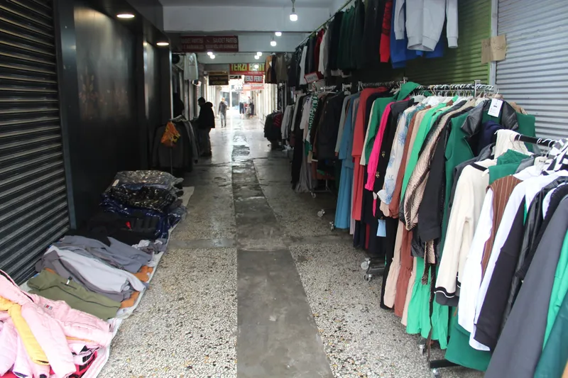 Batman'da depo satışı: 3–4 bin liralık kıyafetler 250 TL'ye satılıyor