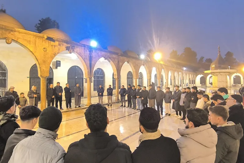 Şanlıurfa'da gençler sabah namazında buluştu