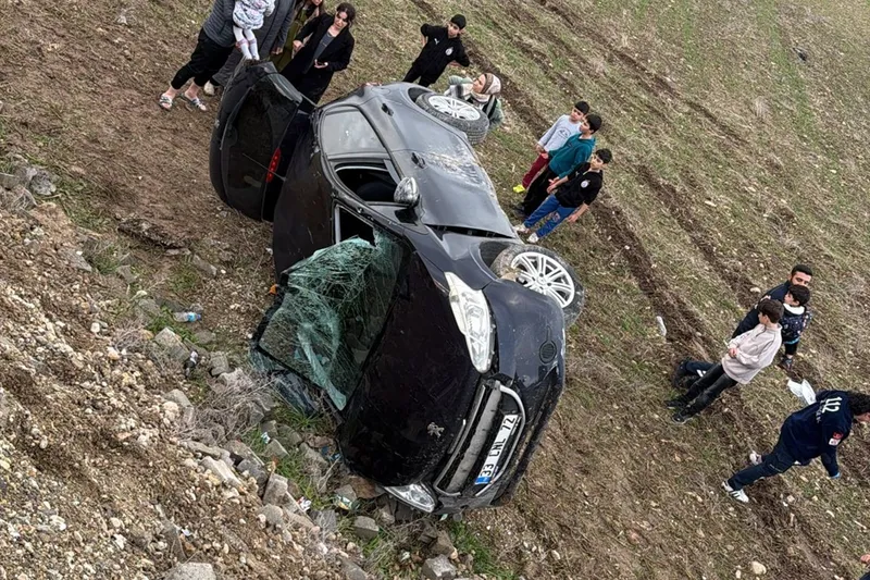 Batman'da sürücüsünün direksiyon hakimiyetini kaybettiği otomobil takla attı: 3 yaralı