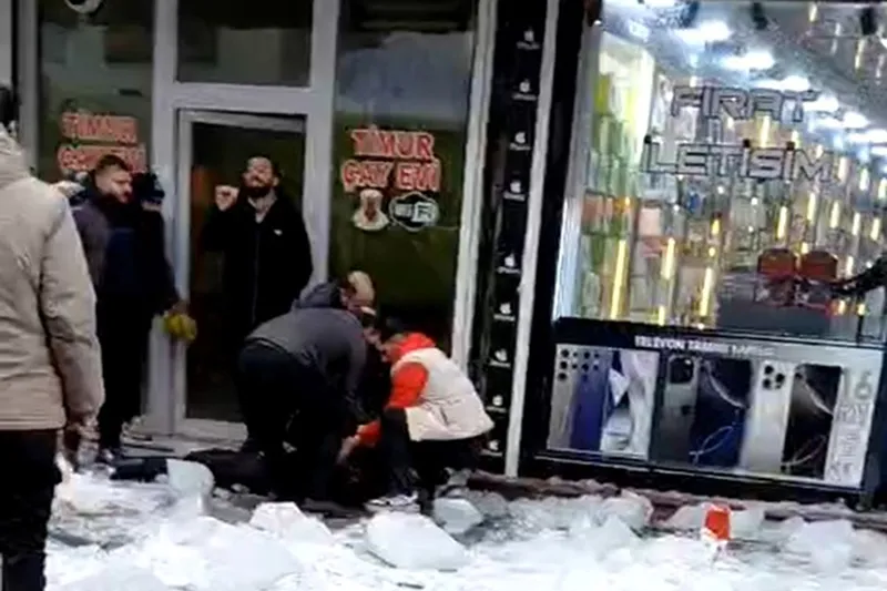 Ağrı’da 5. kattan düşen kar kütlesi genç kadını yaraladı