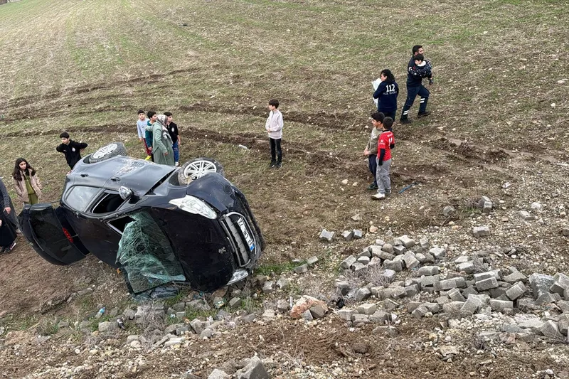 Batman'da sürücüsünün direksiyon hakimiyetini kaybettiği otomobil takla attı: 3 yaralı