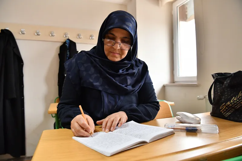 Yaşlı teyzelerin okuma azmi imrendirdi