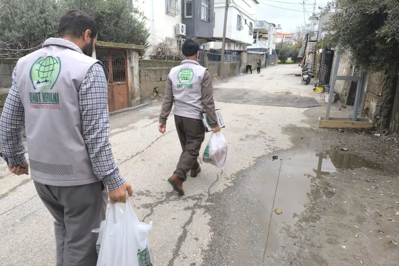 Tarsus Umut Kervanı’ndan Berat Kandili vesilesiyle ihtiyaç sahiplerine yardım 