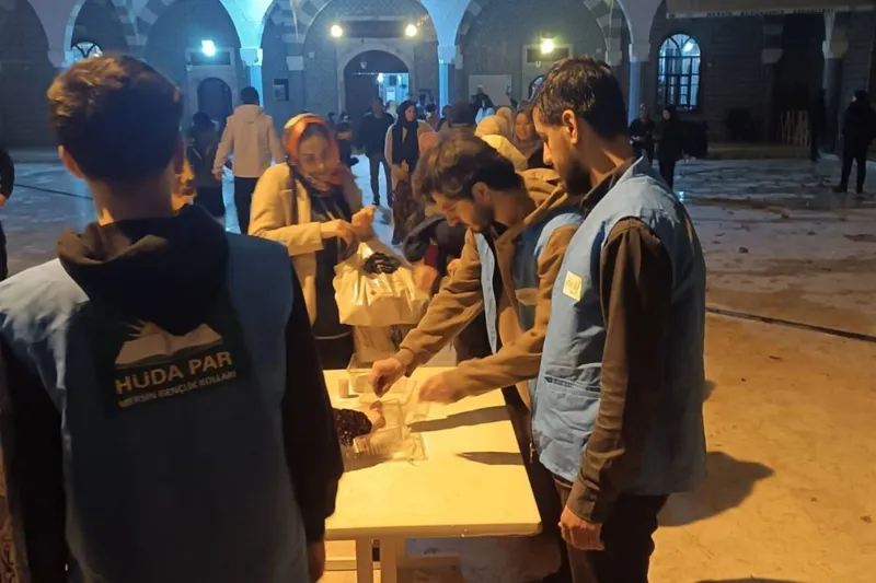 Mersin'de Hür Gençlik tarafından Berat Kandili’nde cami cemaatine ikram 