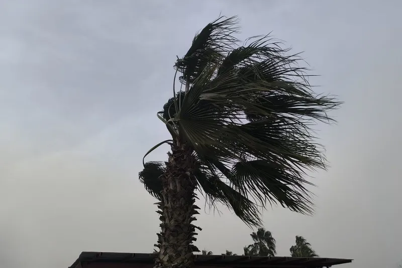 Mersin’de fırtına ve yoğun toz etkili oldu