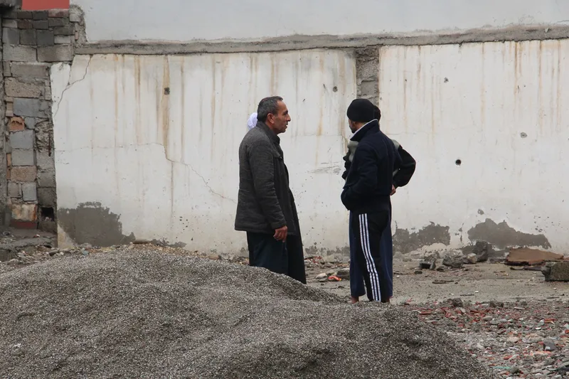 Depremde evi yıkılan aile, ruhsat gerekçesiyle konut yapamıyor