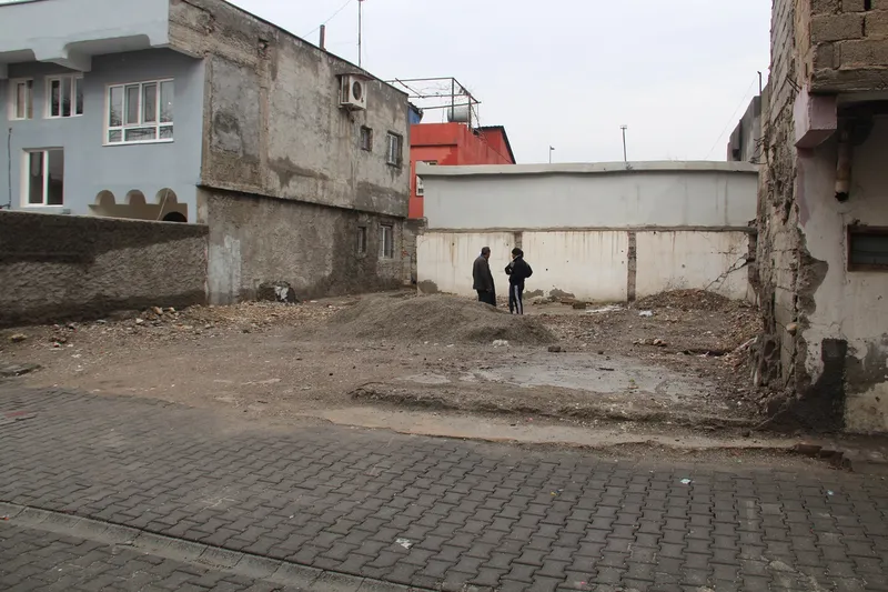 Depremde evi yıkılan aile, ruhsat gerekçesiyle konut yapamıyor