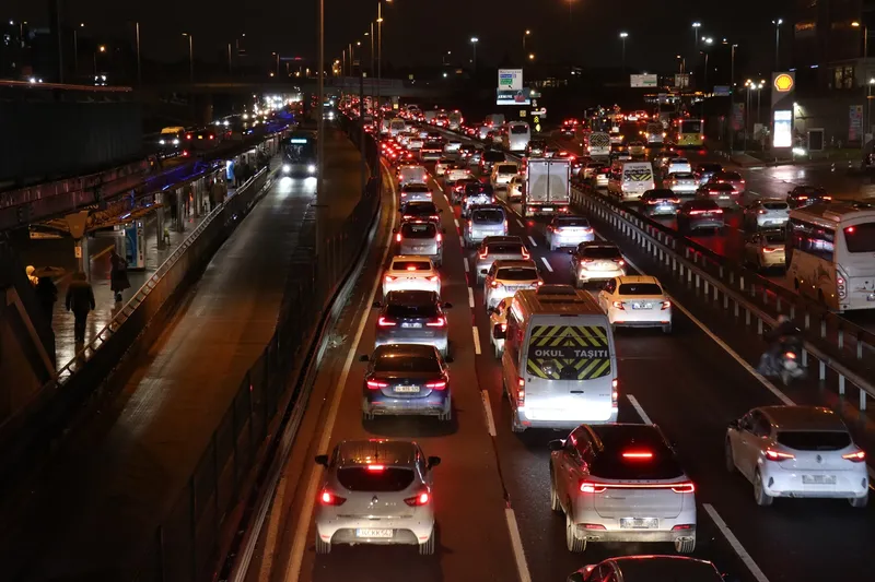 Yarıyıl tatilinin ardından İstanbul'da trafik yoğunluğu yeniden başladı