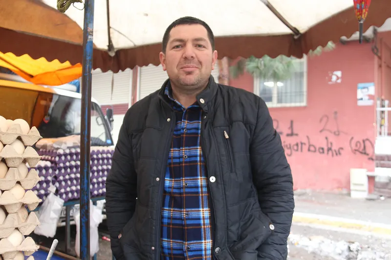 Kış aylarında pazar esnafının zorlu mesaisi