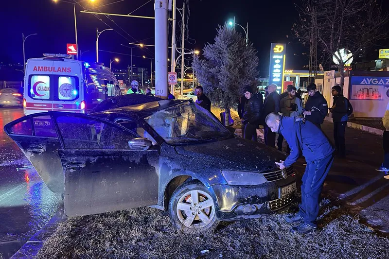 Malatya'da otomobil aydınlatma direğine çarptı: 1 ağır yaralı