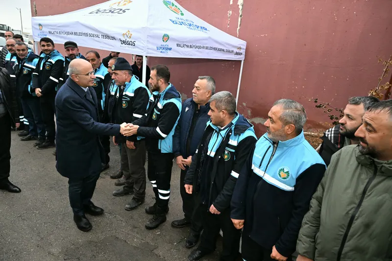 Malatya Büyükşehir Belediye Başkanı Er, karla mücadele ekipleriyle bir araya geldi