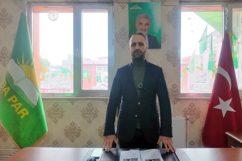 HÜDA PAR’dan Ağrı'daki kar temizleme çalışmalarının yetersizliğine "sembolik karneyle" tepki