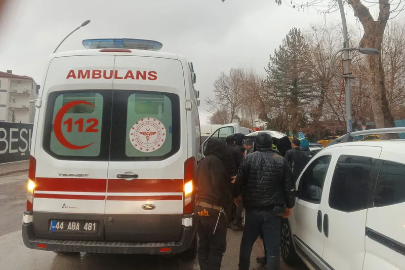 Malatya'da işçi servisi ile otomobil çarpıştı: 2 yaralı