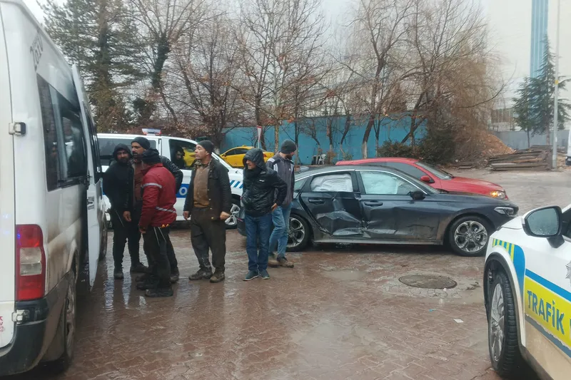 Malatya'da işçi servisi ile otomobil çarpıştı: 2 yaralı