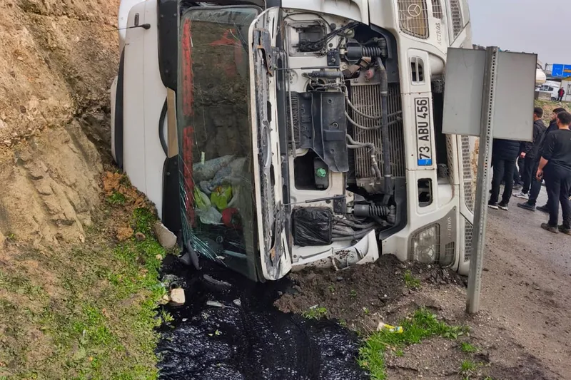 Cizre'de asfalt yüklü tanker devrildi: Bir yaralı