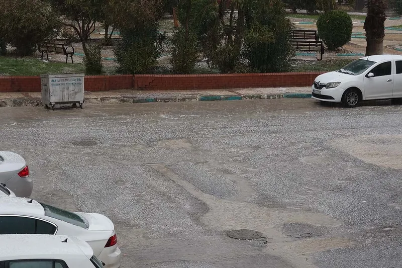 Şanlıurfa’da şiddetli dolu yağışı etkili oldu