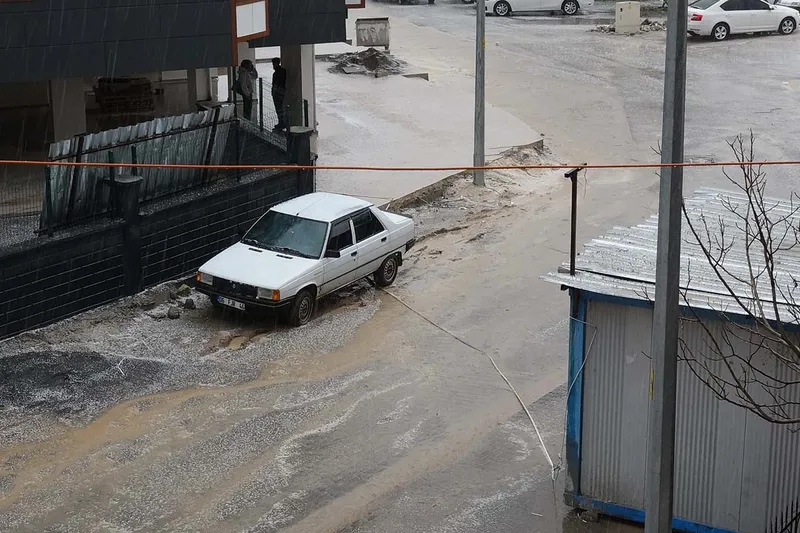 Şanlıurfa’da şiddetli dolu yağışı etkili oldu