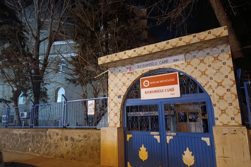 "Fatura borcu" nedeniyle elektriği kesilen camide ibadet yapılamadı 