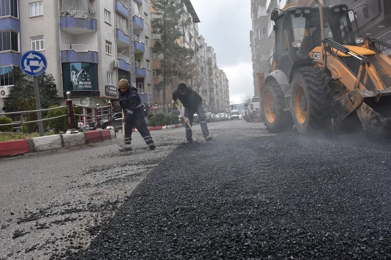 Siirt’te asfalt ve yol bakım çalışmaları aralıksız sürüyor