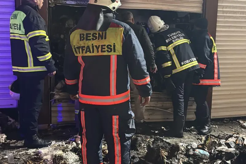 Adıyaman'da bakkal ve hırdavat dükkanında yangın çıktı