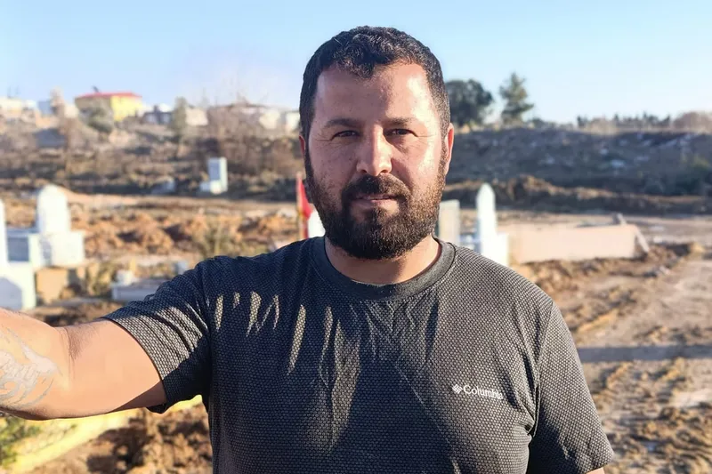 Vatandaş selden etkilenen mezarları kendisi onarıyor